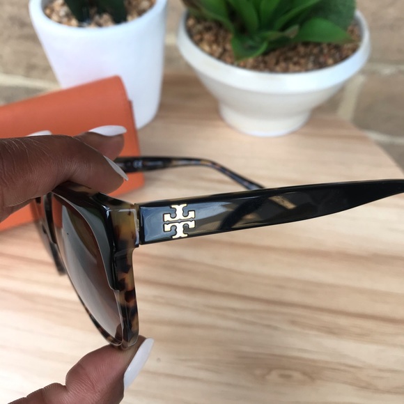 Tory Burch Tortoise Sunnies! - Picture 5 of 8